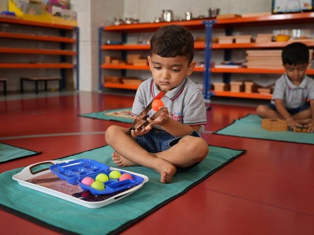 A child with Montessori sensorial materials
